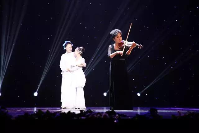 节目《梁祝》在郭丽英女士悠扬的小提琴伴奏曲中，让观众们感受到他们破茧化蝶的历程
