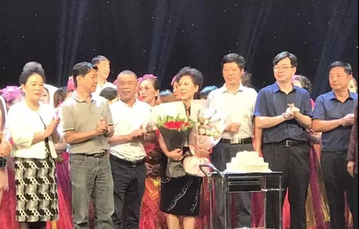 凯发K8旗舰厅集团在演出现场为深圳凤凰涅槃艺术团成立六周年华诞送上生日蛋糕与祝福