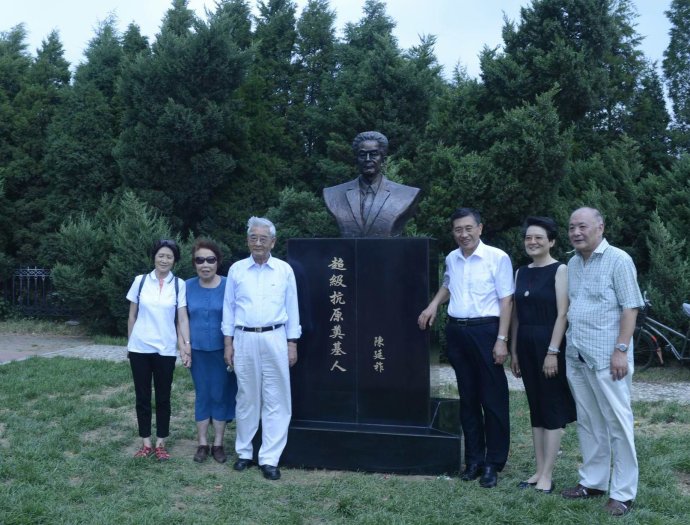 沈阳协合集团陈巨余董事长（右一）和陈廷祚先生亲属合影